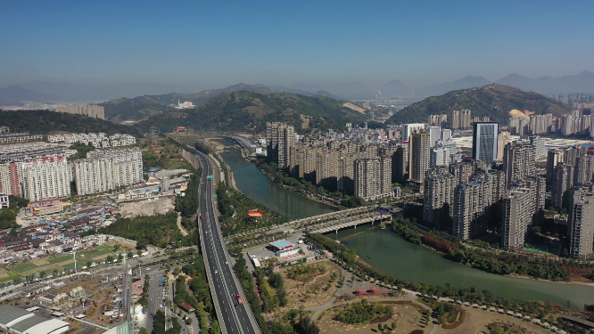 航拍沿江城市建筑群